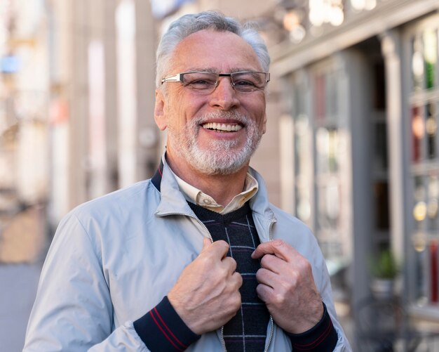 Velho sorridente em foto média ao ar livre