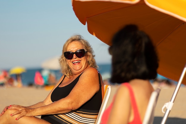 Velhos se divertindo na praia