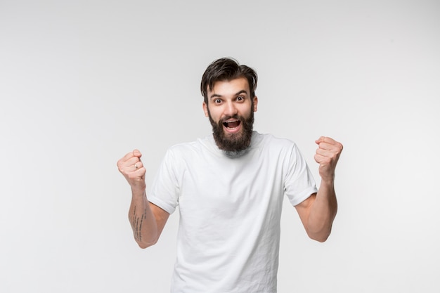 Vencendo sucesso homem feliz em êxtase comemorando ser um vencedor