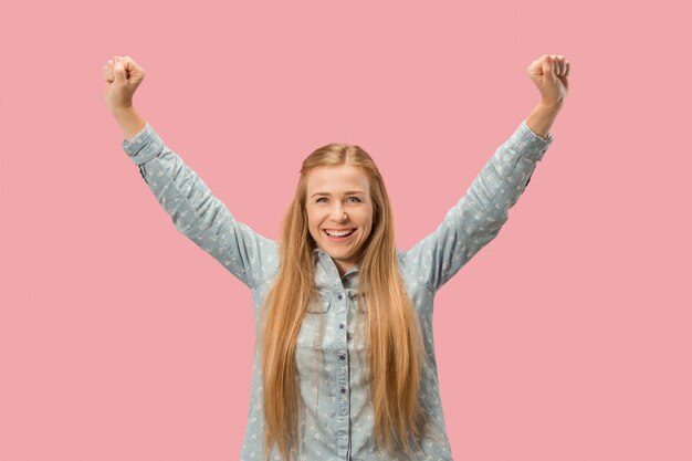 Vencendo sucesso mulher feliz em êxtase comemorando ser um vencedor. Imagem energética dinâmica do modelo feminino