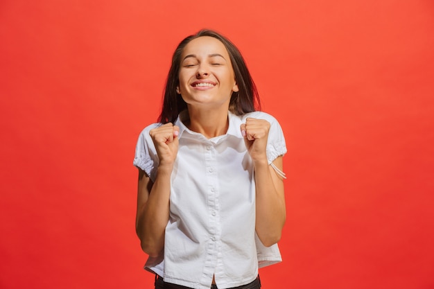 Vencendo sucesso mulher feliz em êxtase comemorando ser um vencedor. Imagem energética dinâmica do modelo feminino