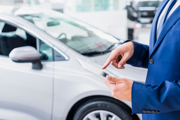 Vendedor de carros com tablet