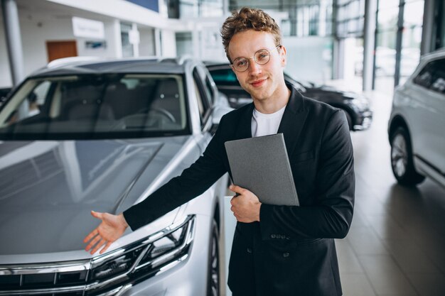 Vendedor, em, um, carro, showroom