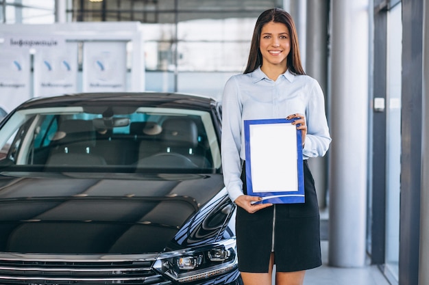 Foto grátis vendedora em um showroom de carros