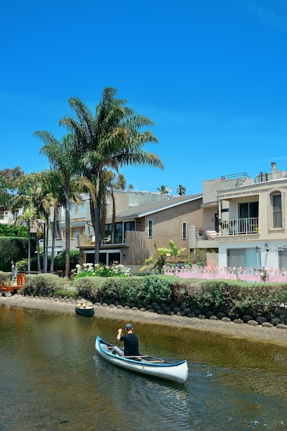 Venice Canals Walkway com rio e barco em Los Angeles, Califórnia.