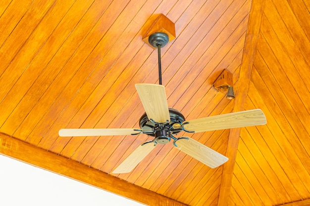 Foto grátis ventilador elétrico de teto decoração interior da sala