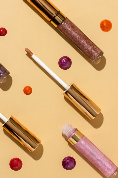 Ver de cima diferentes tons de brilho labial