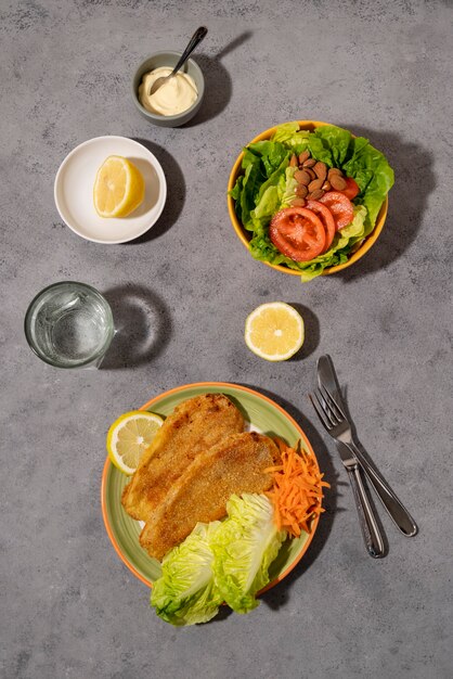 Ver de cima uma variedade de alimentos deliciosos
