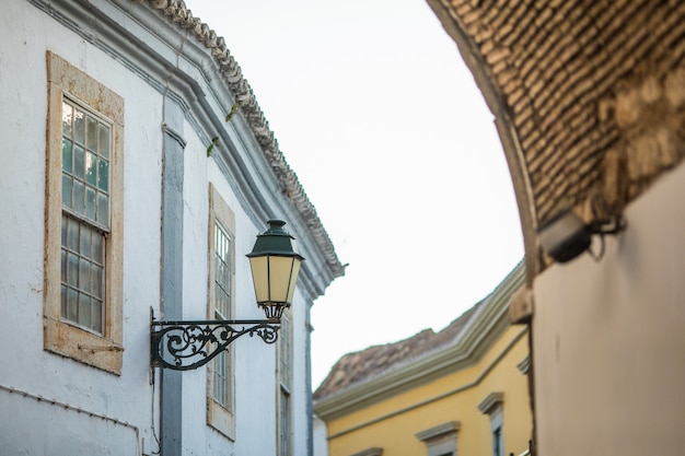 Ver na arquitetura na rua da cidade velha em Faro, Algarve, Portugal.