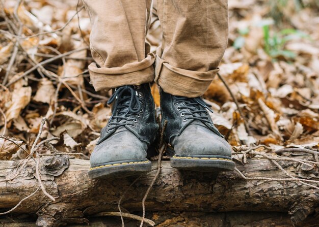 Ver os sapatos do homem na natureza