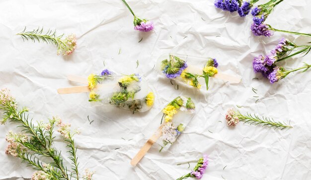 Verão caseiro de flores silvestres gelo pop