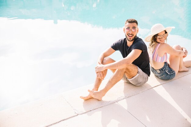 Verão e piscina conceito com casal