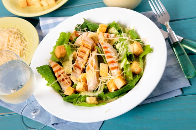 Verão frango salada Caesar na tabela de piquenique