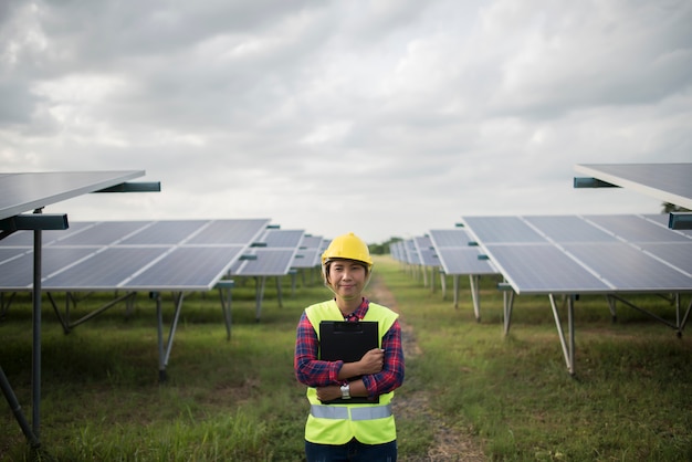 Foto grátis verificação elétrica da mulher do coordenador e manutenção das células solares.