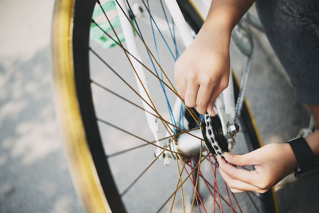 Verificando a corrente da bicicleta