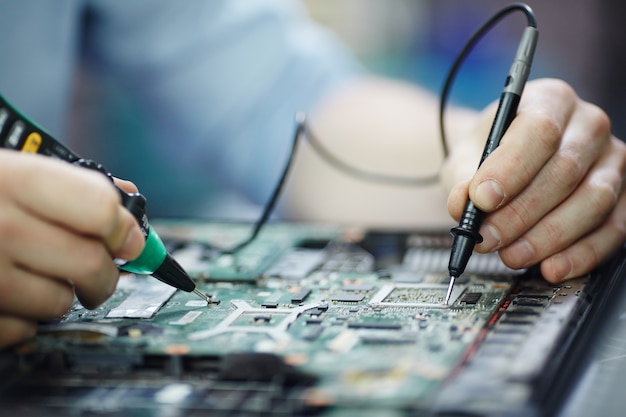 Verificando a corrente na placa de circuito do laptop