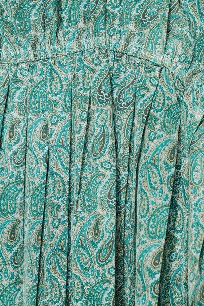 Vestido de close-up com padrão paisley