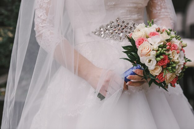 vestido de noiva e buquê de flores