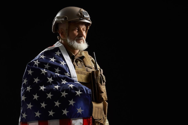 Foto grátis veterano militar com bandeira no ombro