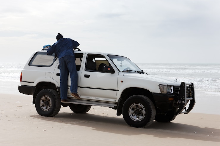 Foto grátis viagem à praia em veículo 4x4