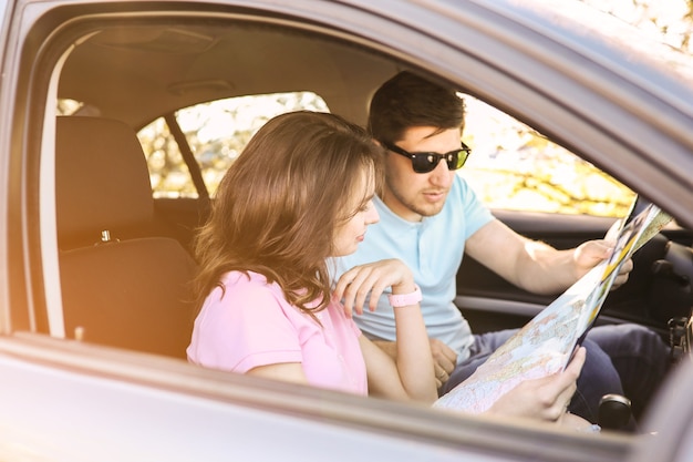 Viagem. casal está viajando no carro