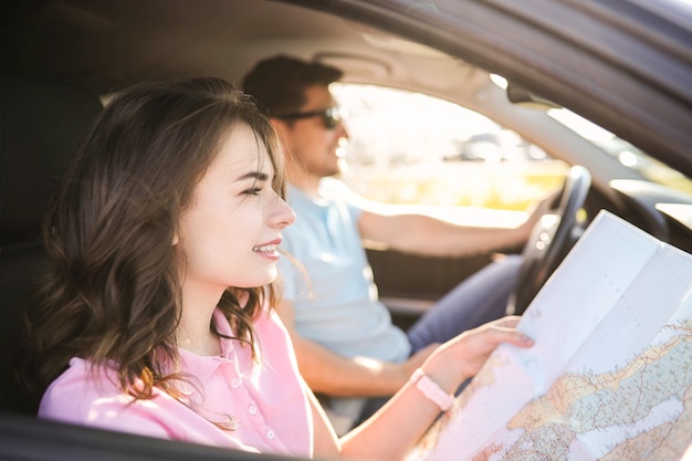 Viagem. casal está viajando no carro