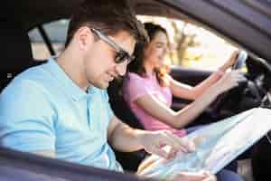 Foto grátis viagem. casal está viajando no carro