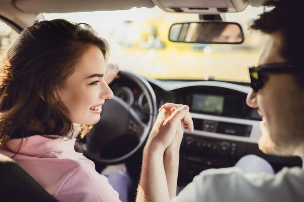 Viagem. Casal está viajando no carro