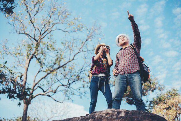 Viagem de casal com fundo de montanha