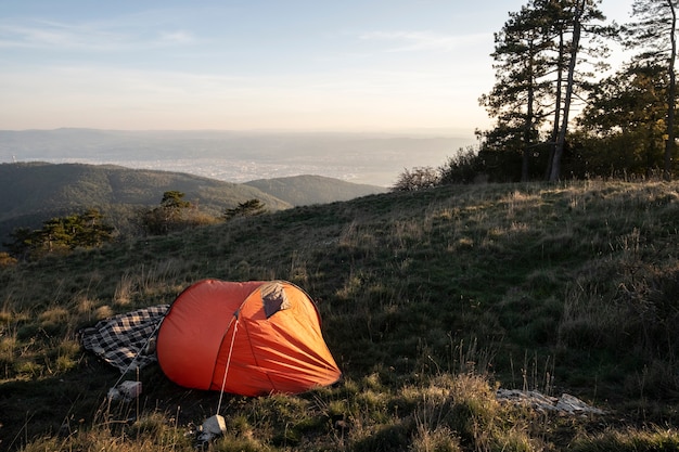 Viagem rural com tenda