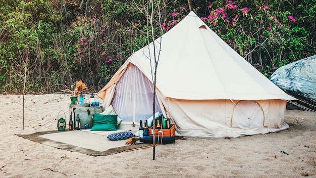 Viagem selvagem do acampamento da barraca que descansa o conceito da viagem exterior