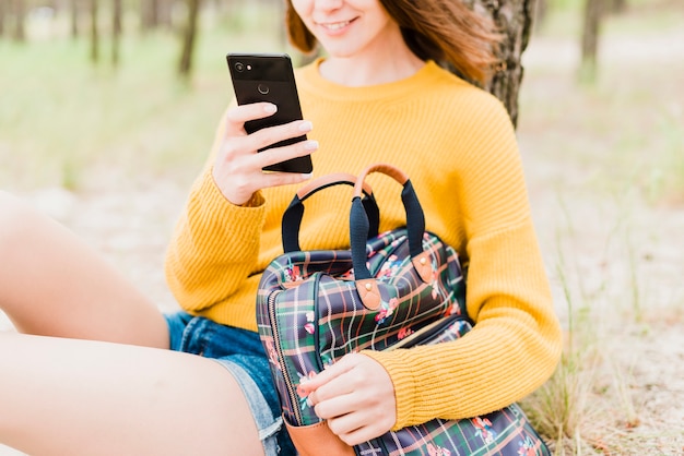 Viajando mulher verificando seu telefone