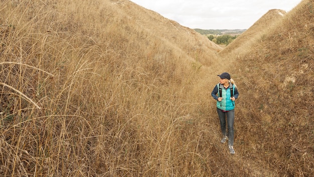 Viajante adulto, caminhadas em um caminho