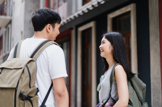 Viajante asiáticos mochileiro casal sentindo feliz viajando em pequim, china