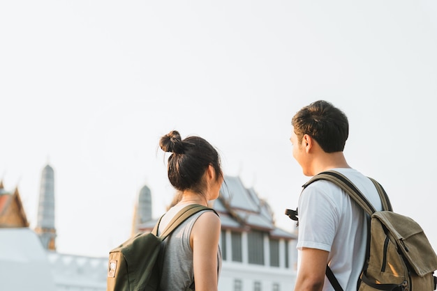 Viajante casal asiático viajando e andando em bangkok, tailândia