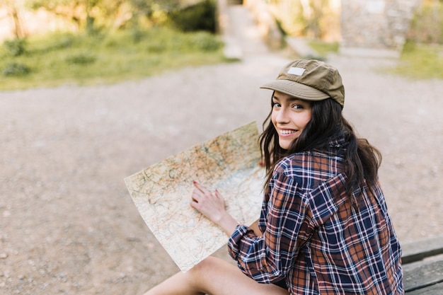 Foto grátis viajante charmoso com mapa