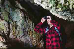 Foto grátis viajante com binóculos na caverna