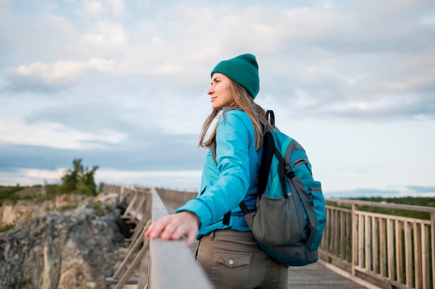 Viajante com gorro curtindo férias ao ar livre