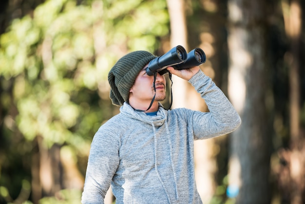 Foto grátis viajante de homens indo sozinho na natureza