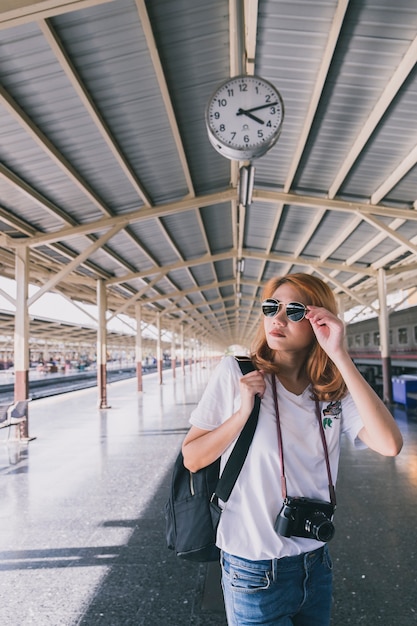 Viajante elegante com mochila na estação