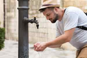 Foto grátis viajante masculino em montenegro ao ar livre