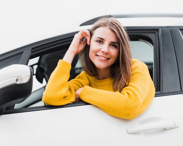 Viajante no carro de frente para a câmera