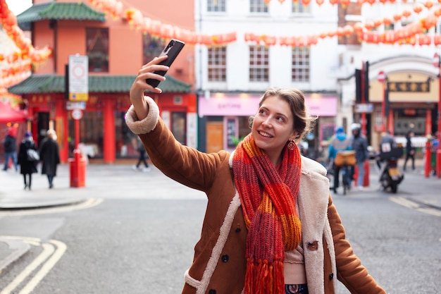 Foto grátis viajante tirando uma selfie com o smartphone