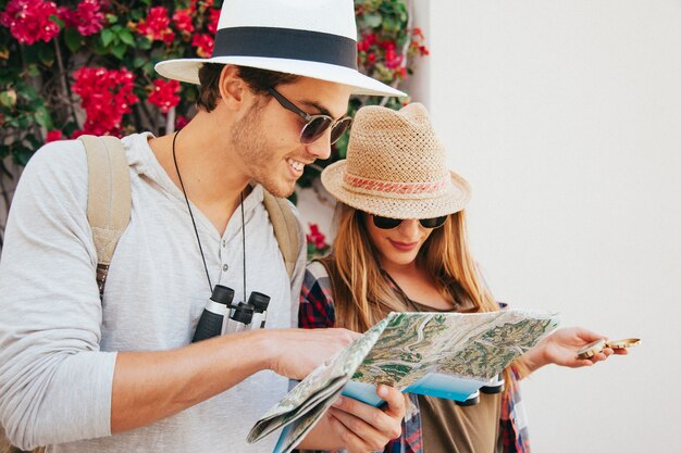 Viajantes à procura no mapa