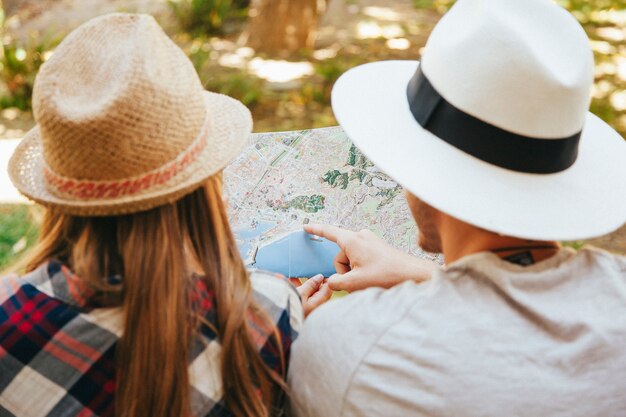 Viajantes apontando o mapa no parque