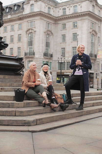 Viajantes da cidade de Londres com vibrações de outono