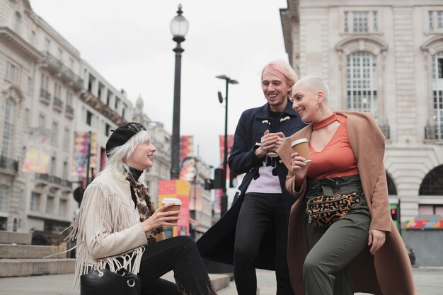 Viajantes da cidade de Londres com vibrações de outono