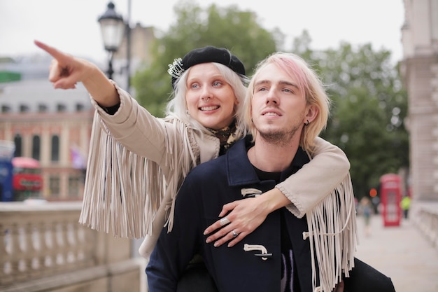 Foto grátis viajantes da cidade de londres com vibrações de outono