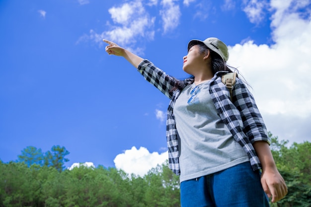 Viajantes, mulheres jovens, olhem para as incríveis montanhas e florestas, ideias de viagens por viagens,