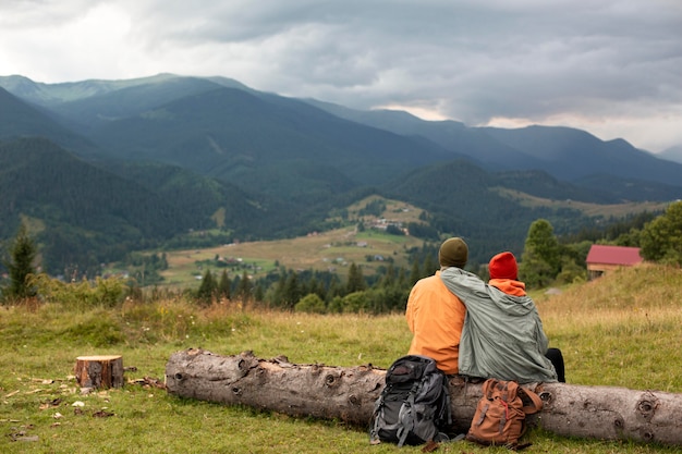 Foto grátis viajantes rurais explorando os arredores juntos